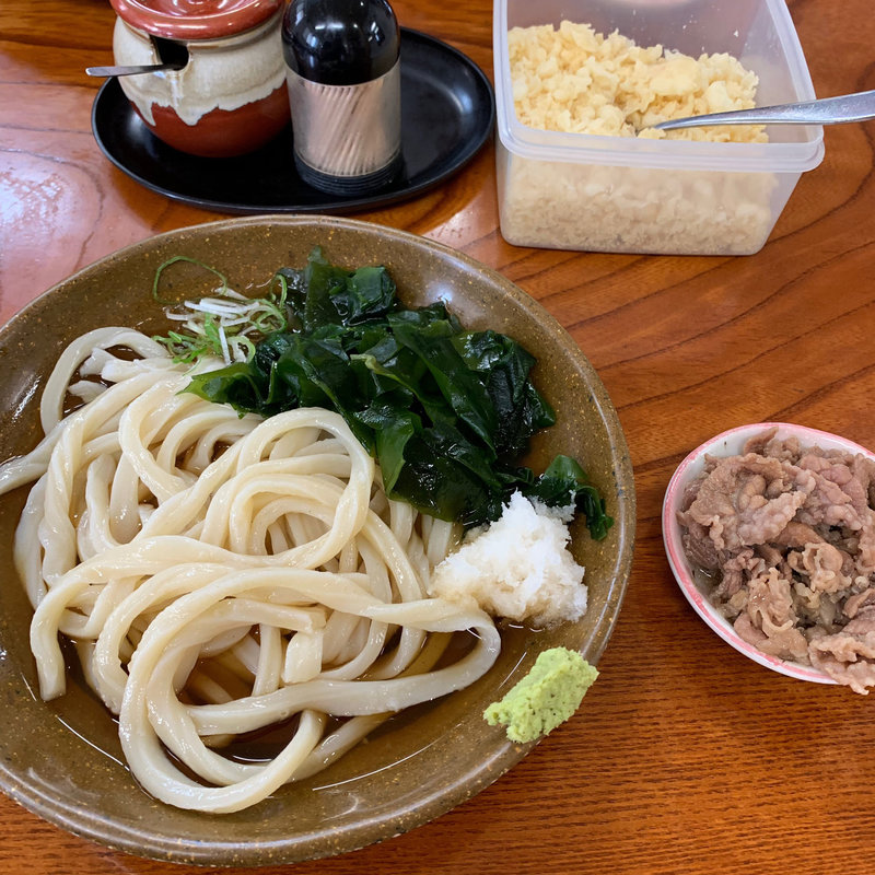 肉冷やしうどん(麺許皆伝 （めんきょかいでん）)
