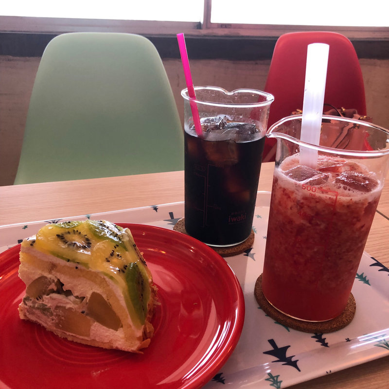 キュウイのズコットとアイスコーヒーと生いちごジュース(キワジ市場本店高松市瀬戸内町)