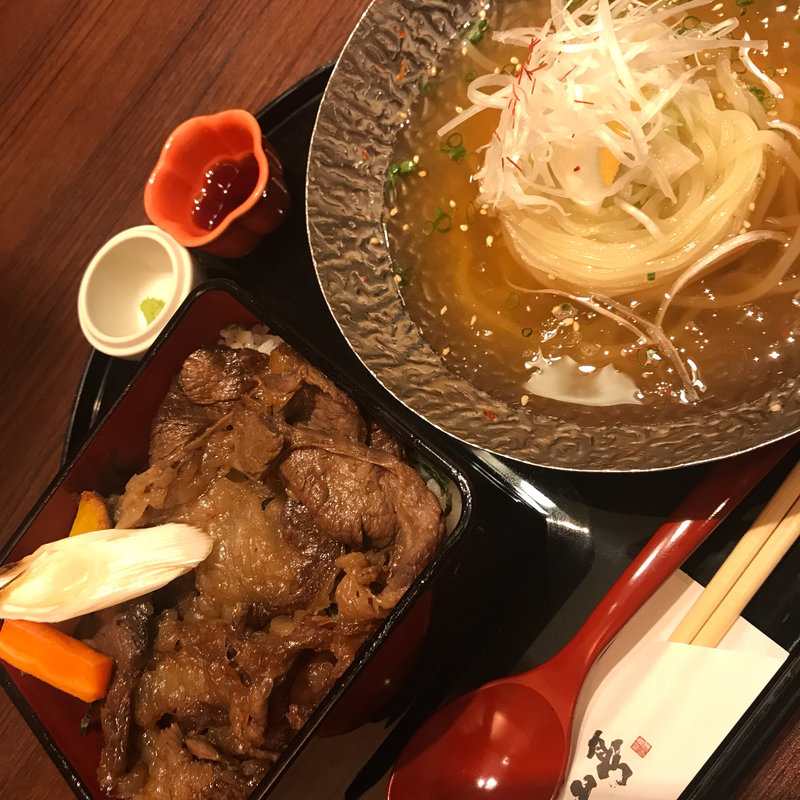 [名物] 炭火焼き 黒毛和牛カルビ重(翔山亭神楽坂本館 （ショウザンテイ）)