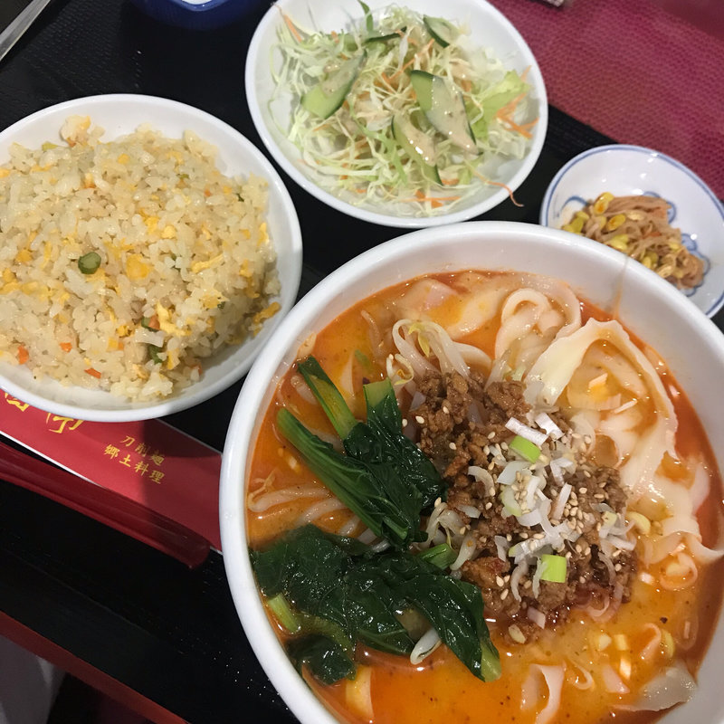 麻辣刀削麺セット　小ライスまたは小チャーハンサラダ自家製漬け物付き(山西亭)