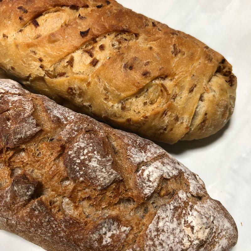 玉ねぎフランスとライ麦くるみ(パネ・ポルチーニ （PANE PORCINI）)