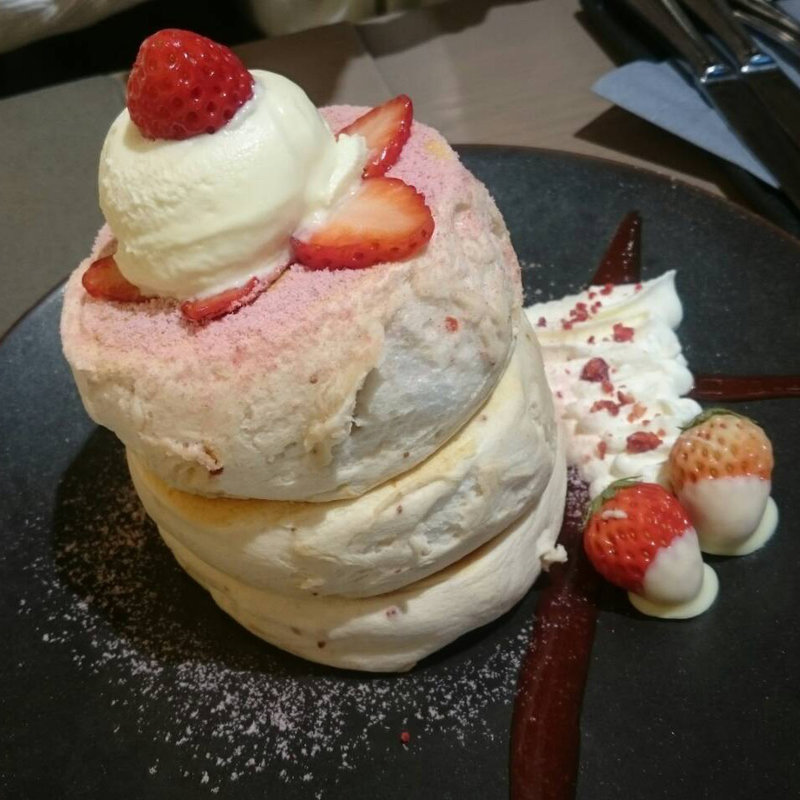 ふわふわ苺とホワイトチョコのパンケーキ(ミカサデコ&カフェ神宮前)