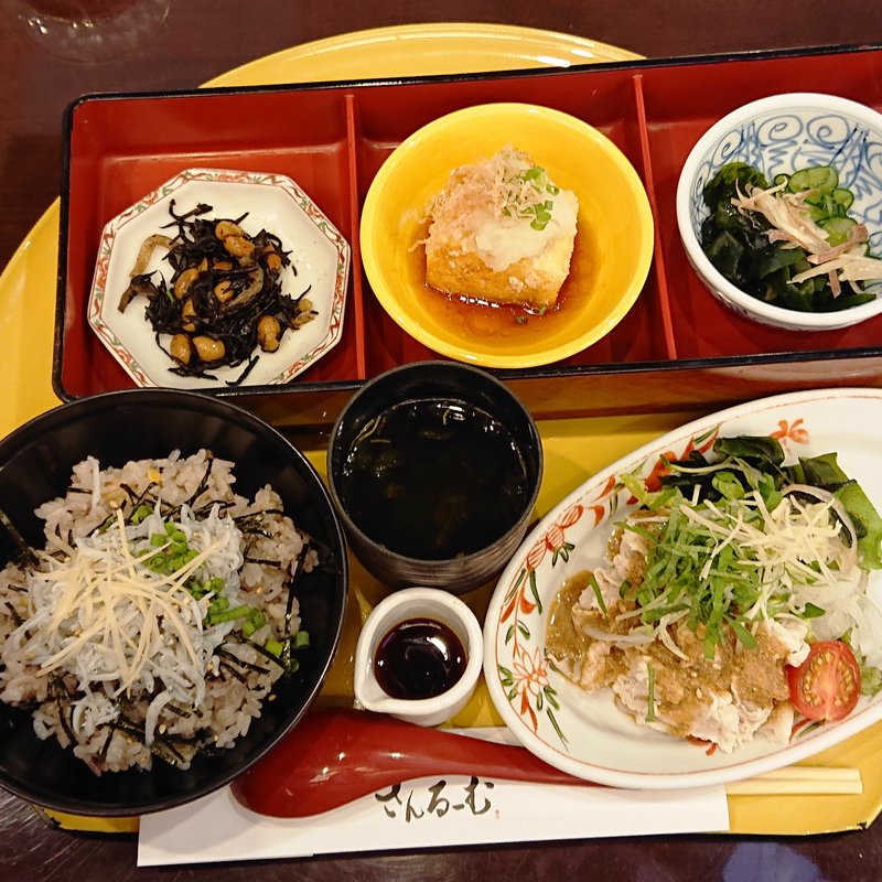 釜揚げしらす丼とたっぷり野菜の冷しゃぶ御膳(さんるーむ アトレ川崎店)