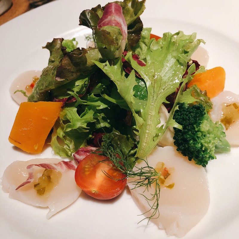 ホタテのカルパッチョ(スペインバルダイニング トーティラ フラット )