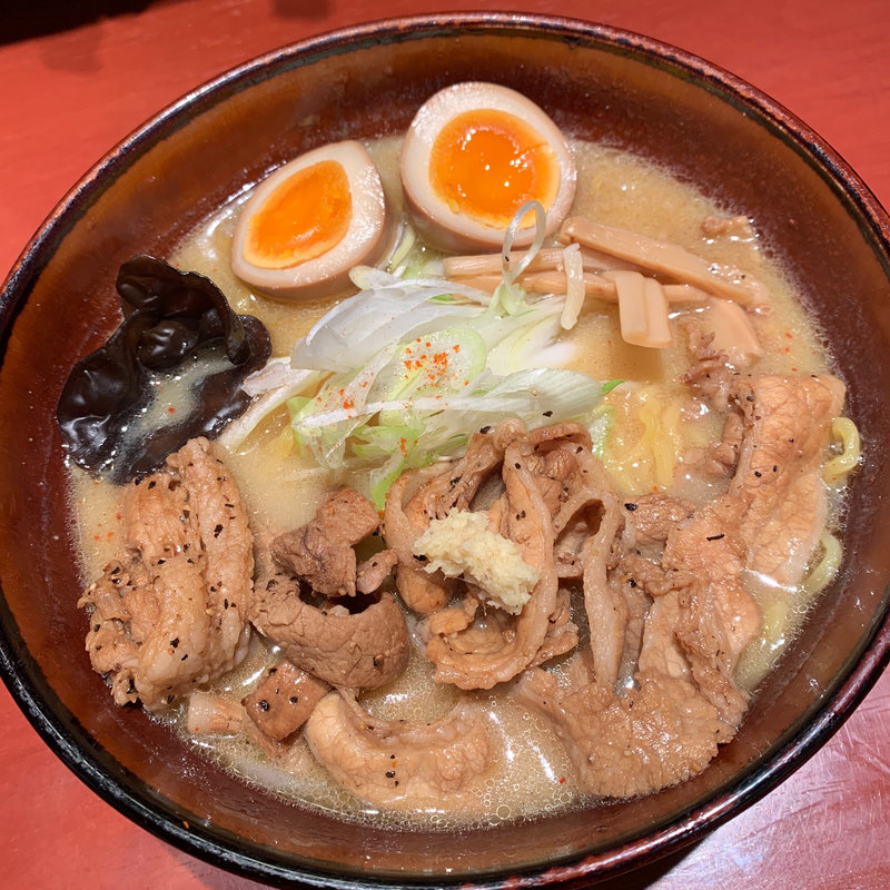 炙り豚盛り味噌らーめん味玉入り(一期一会 札幌みその ラゾーナ川崎店)