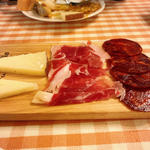 イベリコ豚の生ハム、チョリソ、マンチェゴチーズの3種盛り(バル ポルティージョ デ サルイアモール)