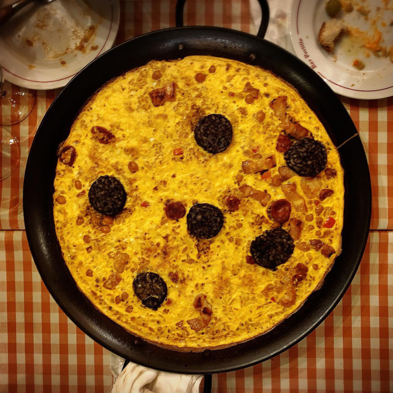 卵でとじたチョリソとひよこ豆のパエリア(バル ポルティージョ （Bar Portillo）)