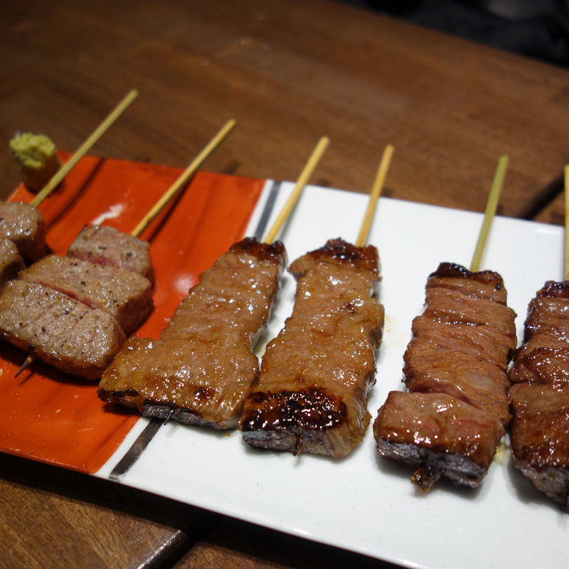 当店自慢の牛串焼きに加えて赤身のステーキもついた◆満足コース(六角のうしお(むつかどのうしお))