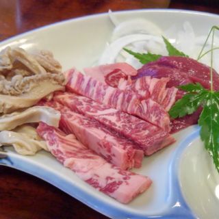 馬刺し盛り合わせ(桜鍋 吉し多 （よした）)