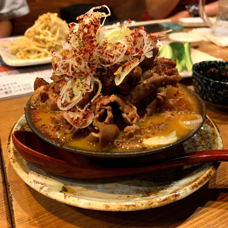 名物ドカ盛り煮込み(もつ焼き勝利はなれ)