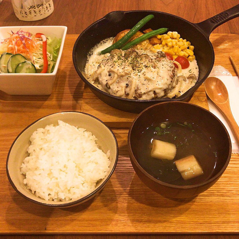 きのこクリームハンバーグ(きなこカフェ)