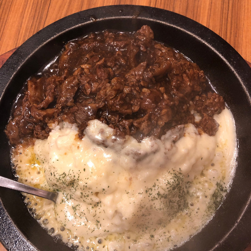 牛すじビーフシチュー&チーズソース(鉄板王国 田町店)