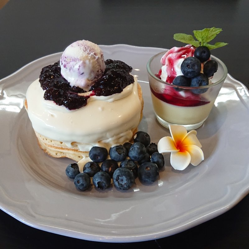 ダブルチーズとブルーベリーのパンケーキ(カフェシュシュ)