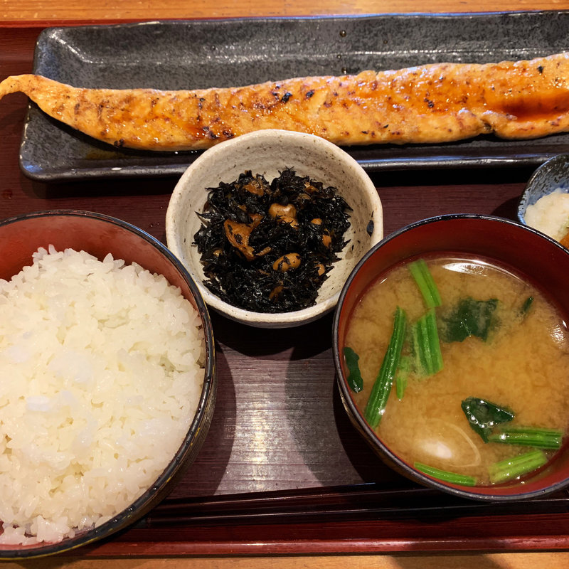 サーモンのハラス干し定食＋ひじき煮豚(炭火焼専門食処 白銀屋 溜池分店)