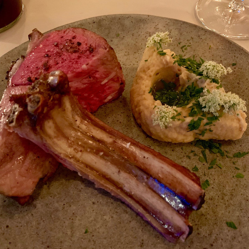 子羊の炭火焼とフムス(LIKE)