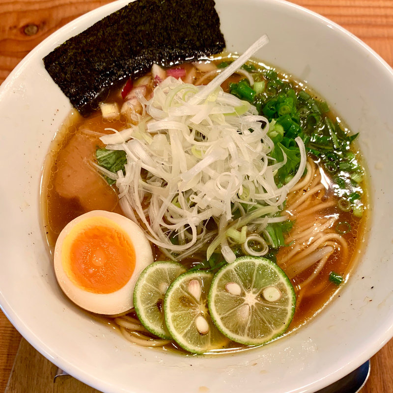 すだち醤油ラーメン(ヌードルヤ MEーCHAーKUーCHA)