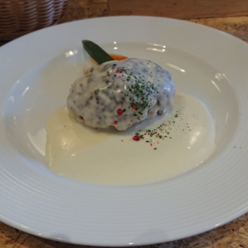 ホワイトソースのハンバーグ(Bistro Roven 芝公園)