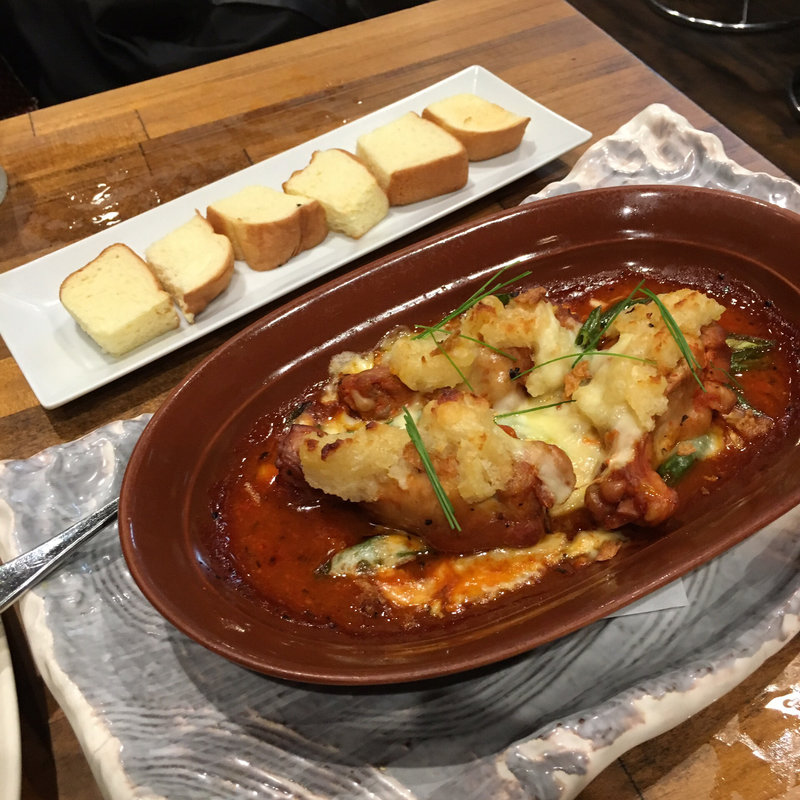 ピリ辛チキントマトチーズ焼(南国料理 奄人)