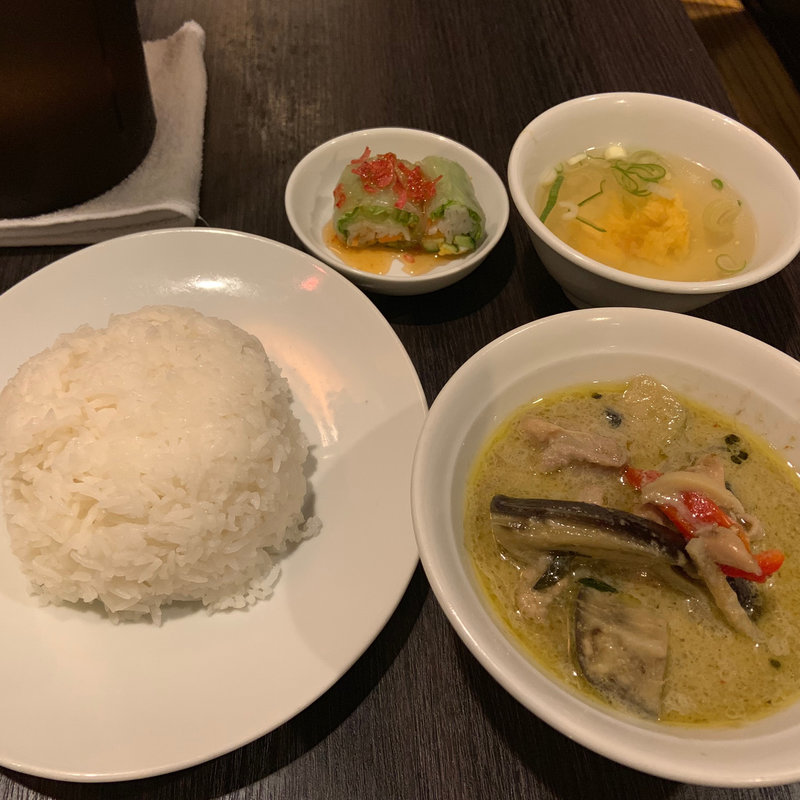 鳥のグリーンカレー(ディーディータイ屋台新宿)