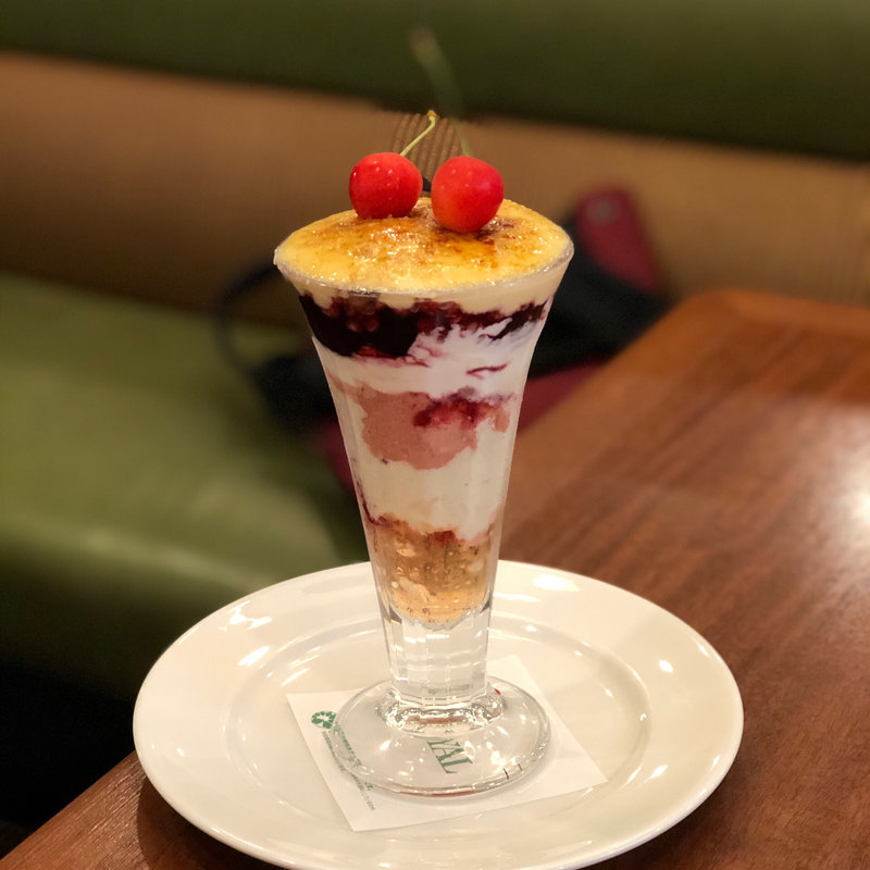 さくらんぼとベリーのブリュレパフェ(ロイヤルホスト 昭和通店 （Royal Host）)