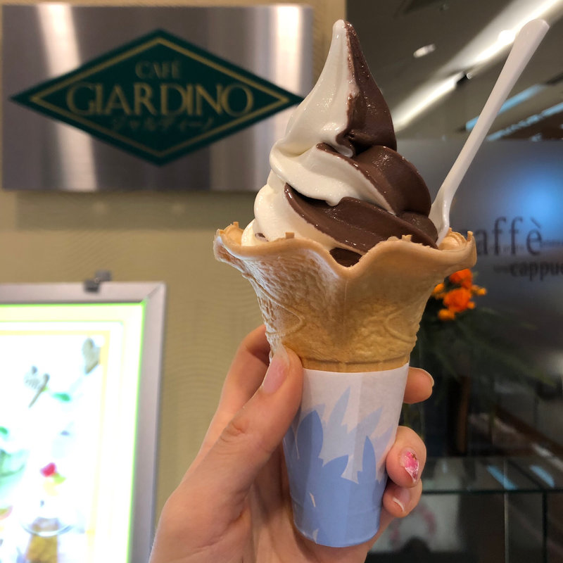 チョコミックスソフトクリーム(玉川高島屋ショッピングセンター本館３階ジャルディーノ)