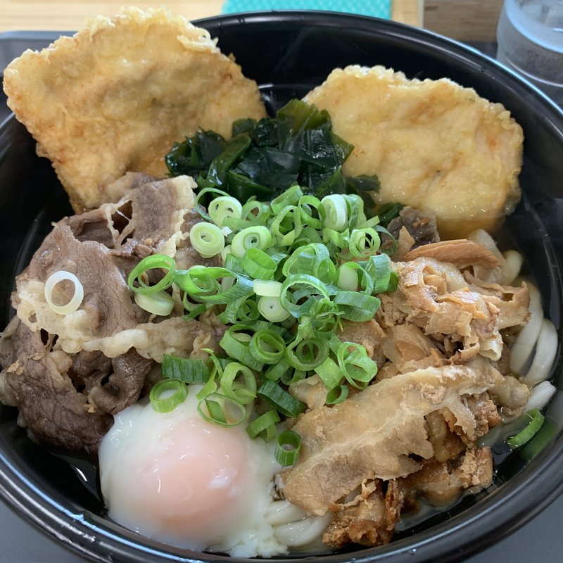 肉肉肉玉うどん(島のいぶき)