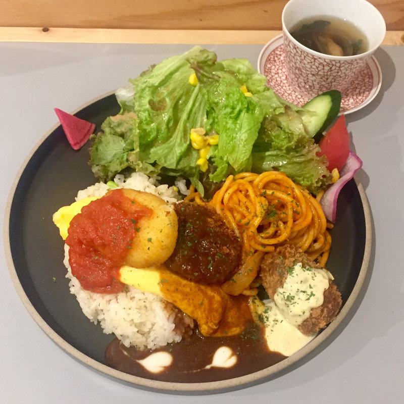 コロッケが主役のオムレツトルコライス(長崎トルコライス食堂)