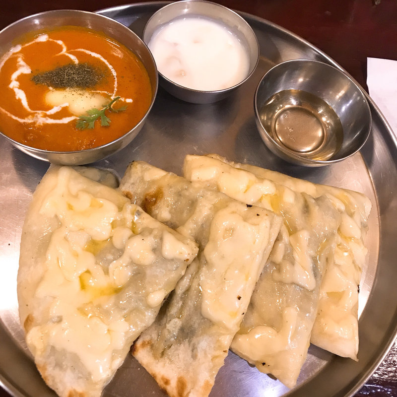 ゴルゴンゾーラチーズナン＆プレミアムバターチキン(インド定食ターリー屋 西新宿本店)