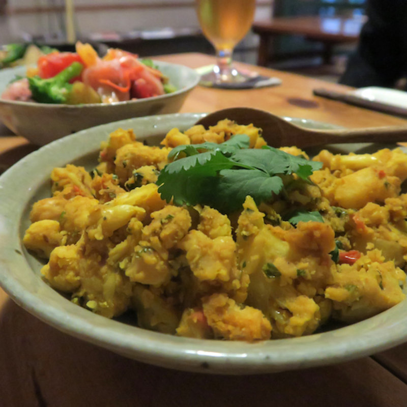 カリフラワー、ひよこ豆、じゃがいものカレー煮(ごはんとお酒と布と糸 fudan)