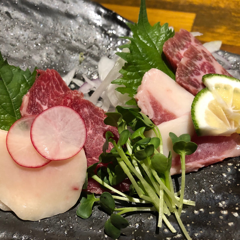 馬刺  4種盛(馬肉と煮込みとハイボール  桜山  福岡春吉店)