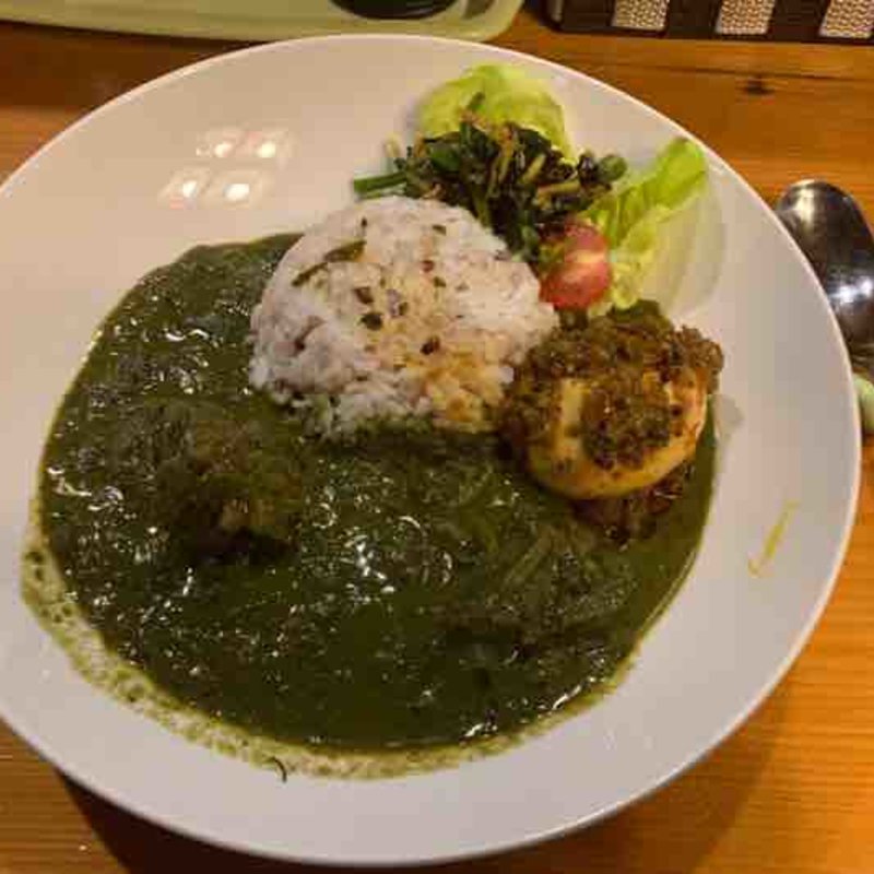 よもぎとほうれん草のココナッツチキンカレー＋スパイスエッグ(居酒屋 巧)