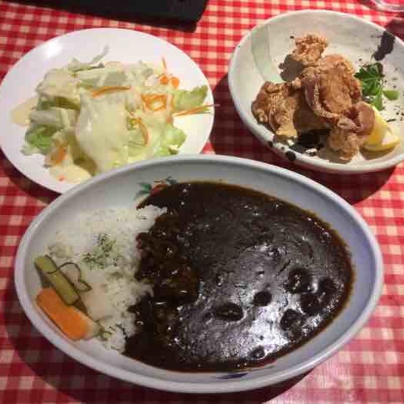 ビーフカレー、鶏の唐揚げ3個(洋食 AIDA)