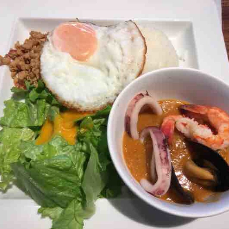 海老のビスクカレー×ガパオライス(エビスフードホール)