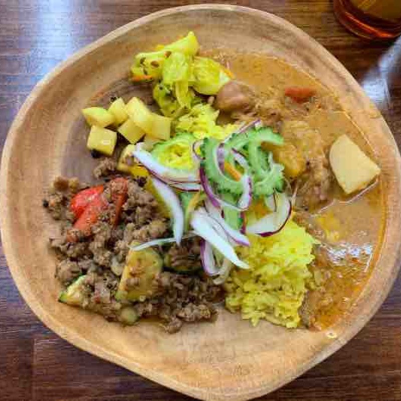 あいがけ(鶏とカボチャのマッサマンカレー、夏野菜の島胡椒キーマ)(月夜見)