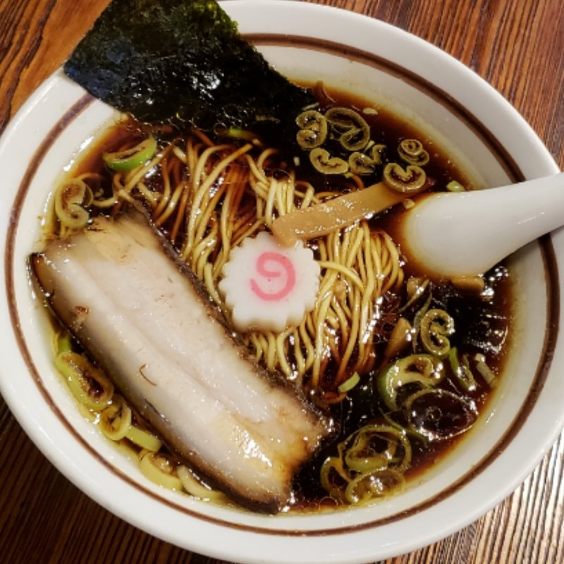 駿河ブラック＜王味特製黒醤油ラーメン　小ライス付き＞(王味)