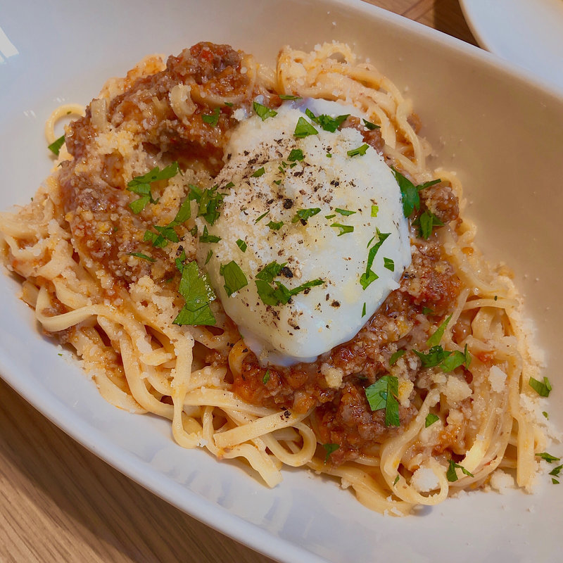温泉卵とシェフ自慢のボロネーゼソース(樋上養蜂場「みつばち屋」 （ひのうえようほうじょう）)