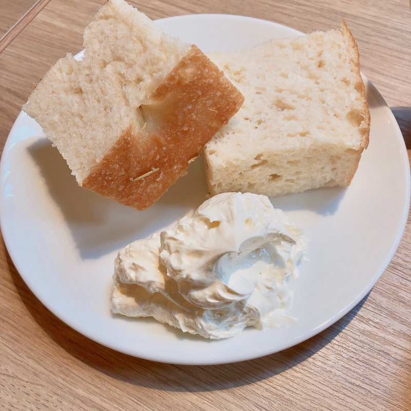 フォカッチャと蜂蜜バター(樋上養蜂場「みつばち屋」 （ひのうえようほうじょう）)