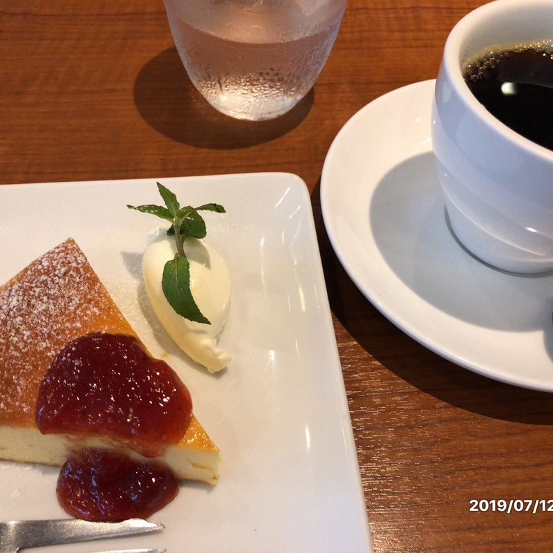 ケーキセット(カフェシェ・アンドレドゥ・サクレクール)