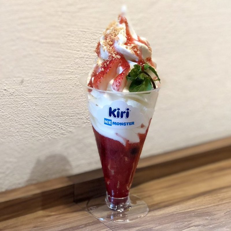 ストロベリークリームチーズソフト(ICE MONSTER OMOTESANDO （アイスモンスター）)