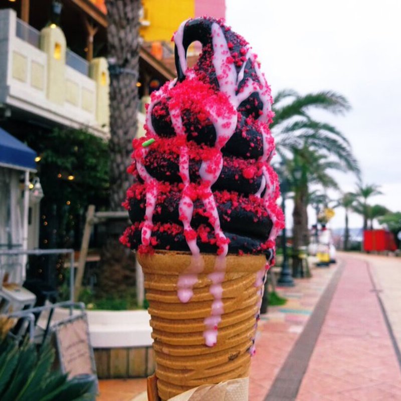 竹炭を練り込んだチョコレートソフトクリーム(ホールド バイ ハンド 沖縄店 （Hold By Hand OKINAWA⇒Hold By Hand）)