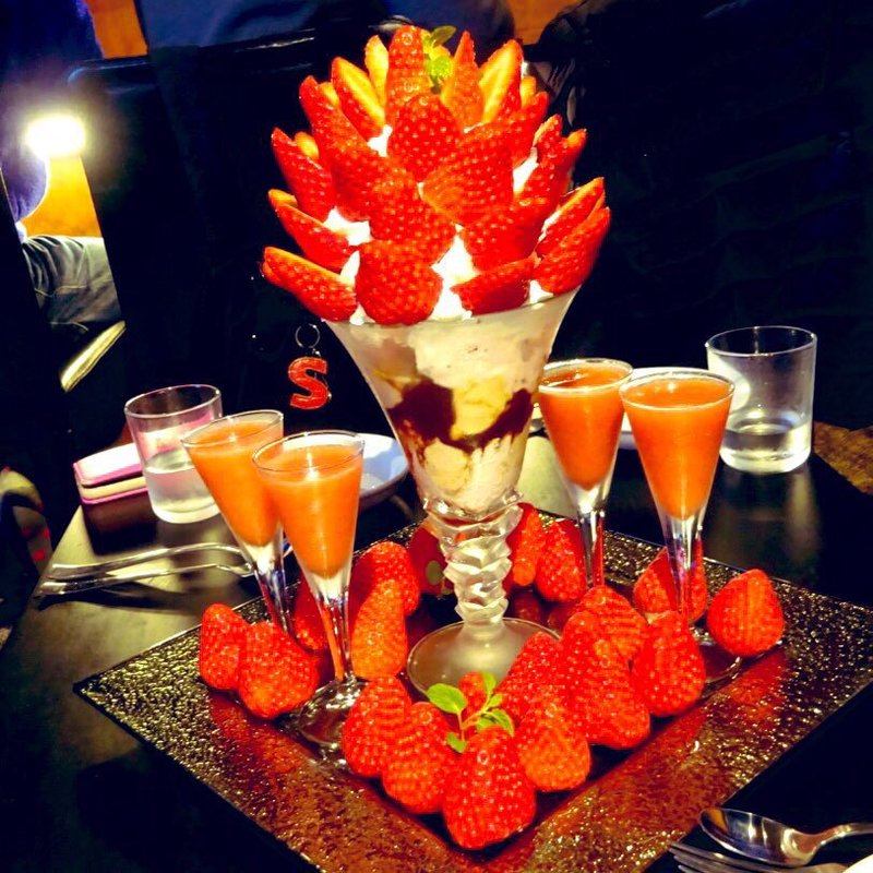 メガ盛りいちごパフェ(ザ・リビング)