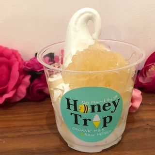 有機牛乳を使った濃厚ソフトに、100%天然蜂の巣と蜂蜜を贅沢トッピング(ハニートリップ （Honey Trip）)