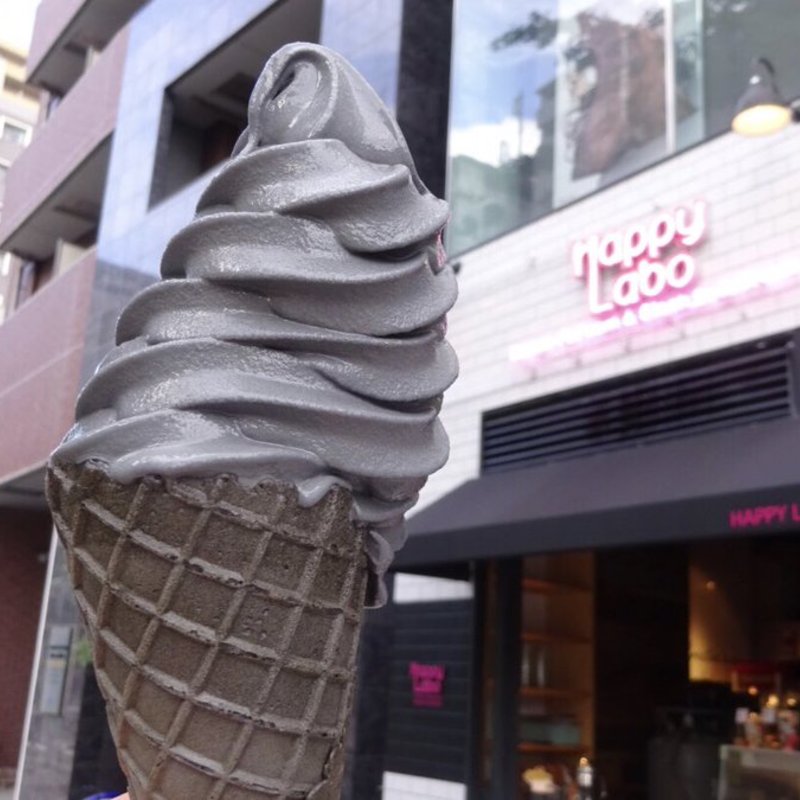 濃厚バニラのブラックソフトクリーム(ハッピーラボ （Happy Labo）)