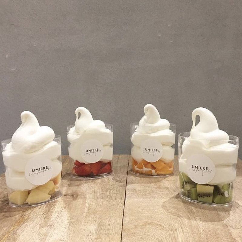 フルーツがごろごろ入ったソフトクリーム(ウミエール 本店)