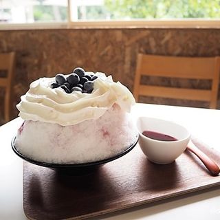 『たっぷりブルーベリー生果実』粉雪かき氷泡練乳(神戸ブルーベリーガーデン)