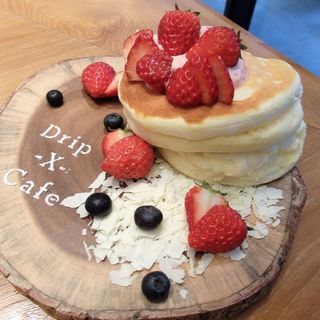 パンケーキと苺(ドリップ エックスカフェ ホテルヴィスキオ大阪店 （Drip-X-Cafe）)