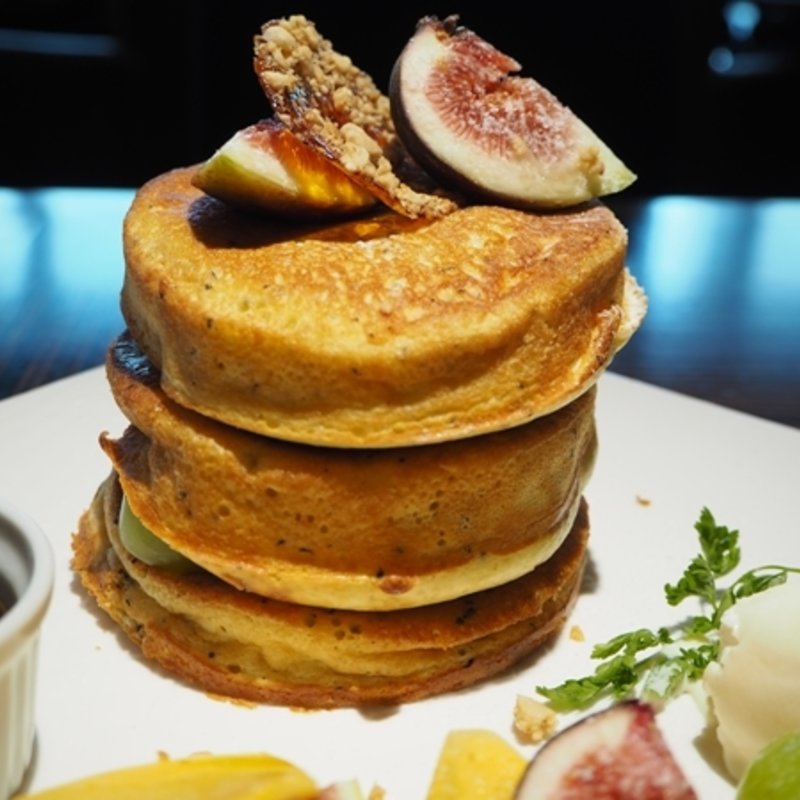 今月のパンケーキ「アールグレイ茶葉のパンケーキ無花果と柿とシャインマスカット(fine diner & salon bar 7-NANA- （ファインダイナーアンドサロンバーナナ）)