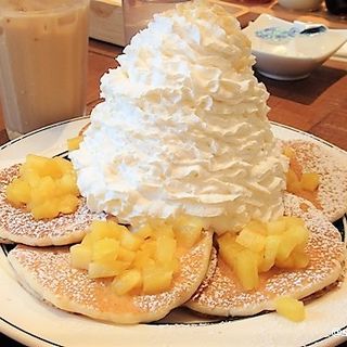 パイナップル、ホイップクリームとマカデミアナッツ　(Eggs 'n Things 京都四条店)