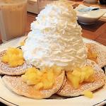 パイナップル、ホイップクリームとマカデミアナッツ　(Eggs 'n Things 京都四条店)