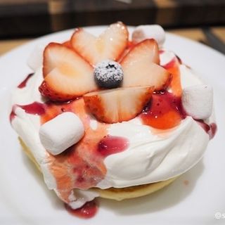 苺のミルキーパンケーキ(ベシャメルカフェ EXPOCITY（Béchamel Café EXPOCITY）)